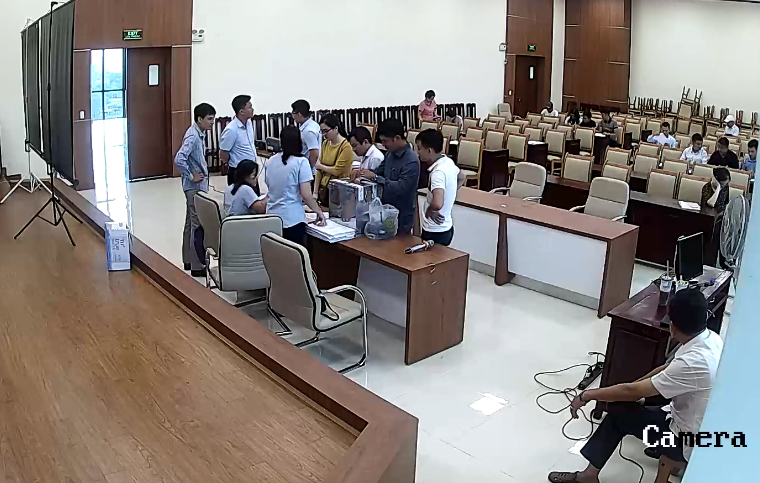 Trung tâm niêm phong thùng phiếu trả giá trước sự chứng kiến của đại diện UBND thị xã, phường và khách hàng