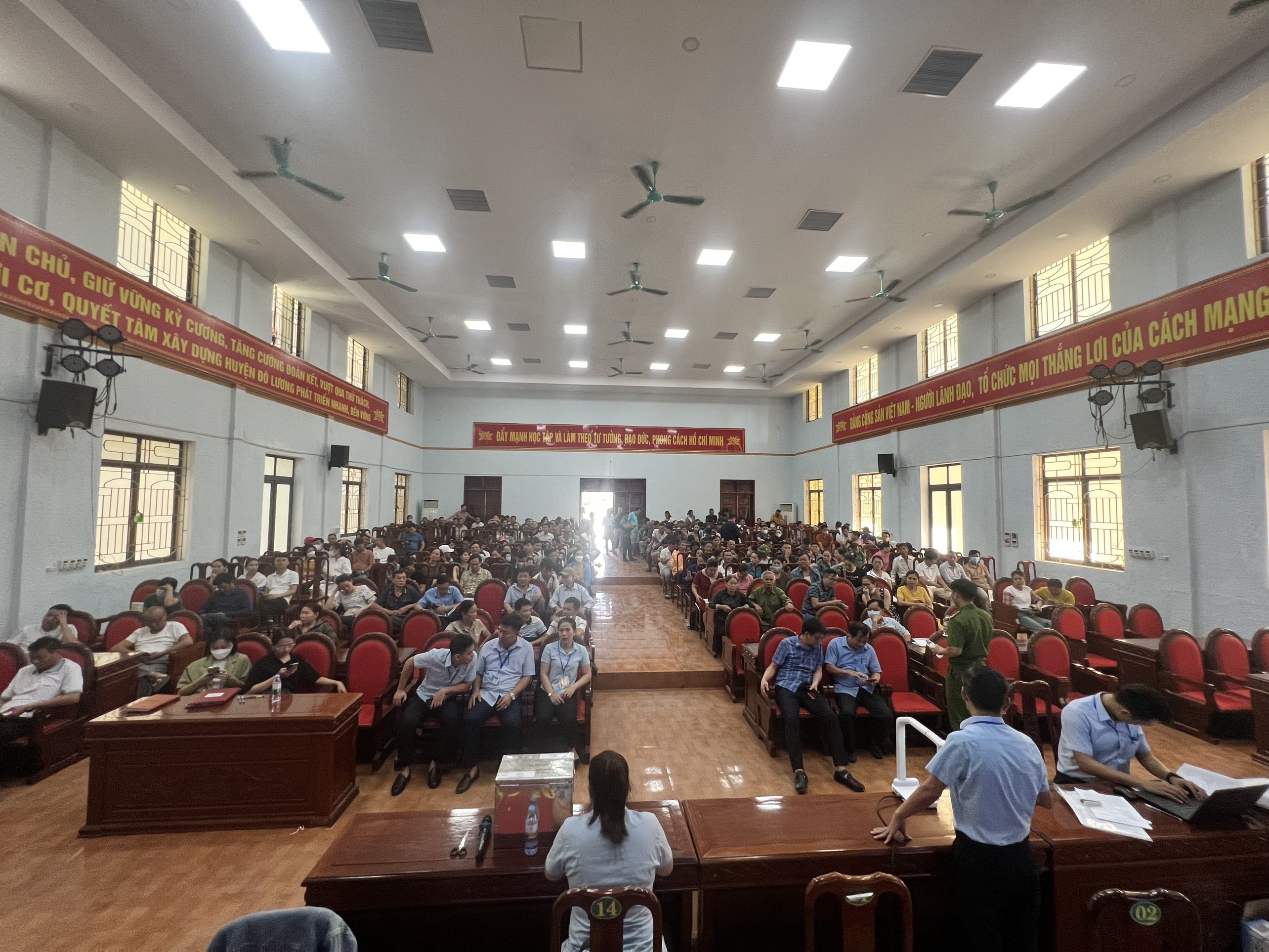 Hội trường tổ chức đấu giá với gần 200 hồ sơ đăng kí tham gia