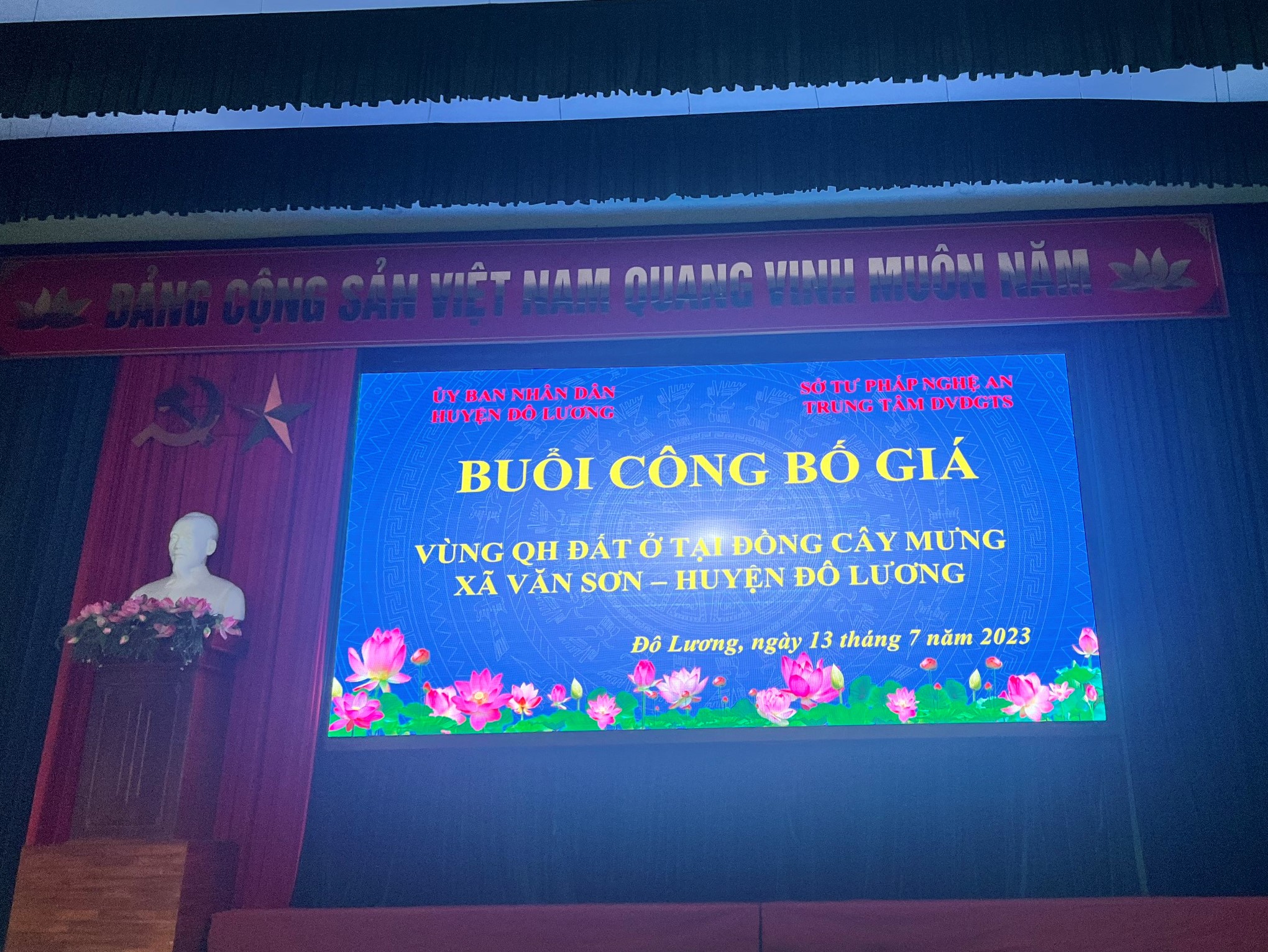 Buổi công bố giá tại Nhà Văn hóa huyện Đô Lương chiều ngày 13/7/2023